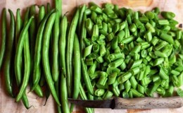 Sa anong anyo at kung paano maayos na i-freeze ang green beans sa bahay