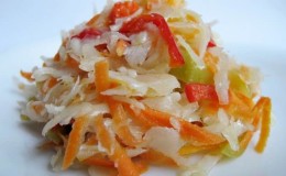 Bagaimana untuk menyediakan sauerkraut dengan lada benggala dengan lazat untuk musim sejuk