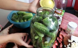 Las recetas más deliciosas de pepinos dulces para el invierno por tarro de litro.