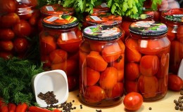 Resipi yang paling lazat untuk tomato jeruk dalam balang untuk musim sejuk: cara menyediakan dan menggulung persiapan dengan betul