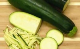 Hvordan lage hurtigkokende lettsaltet courgette: de beste måtene