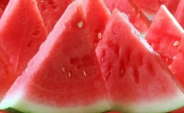 Kann man rosa Wassermelone essen und warum ist das so?