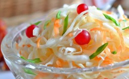 Kami menyediakan sauerkraut yang menakjubkan dengan anggur mengikut resipi terbaik