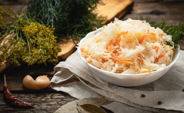 Resipi mudah tetapi sangat lazat untuk sauerkraut tanpa cuka