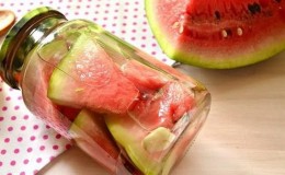 So salzen Sie Wassermelonen in einem Topf schnell, einfach und lecker in Stücken