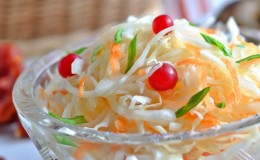 Membuat sauerkraut yang lazat dengan cranberry di rumah