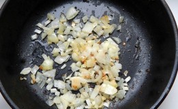 Quais são os benefícios de comer cebola frita?