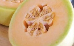 ¿Por qué el melón es rosado por dentro y es posible comerlo?