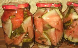 Rezepte zum Einmachen von Wassermelonen mit Senf für den Winter