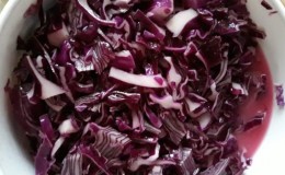 Receitas simples, mas muito saborosas de repolho roxo em conserva em pedaços