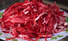 Resipi lazat untuk sauerkraut dengan bit tanpa cuka