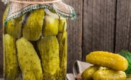 How to prepare crispy pickles in jars for the winter in a simple and tasty way