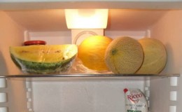 Gaano katagal maaaring i-cut ang melon sa refrigerator at kung paano ito panatilihing sariwa nang mas matagal