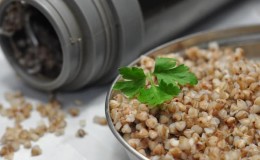 Cucinare i cereali facilmente e semplicemente senza cottura: come cuocere a vapore il grano saraceno durante la notte e come è utile