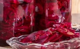 Paano mag-ferment ng mga beets sa bahay: ang pinaka masarap na mga recipe para sa paghahanda at kapaki-pakinabang na mga tip para sa kanilang paghahanda