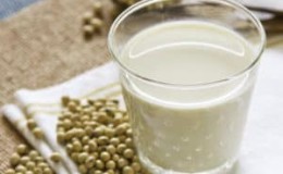 Adakah mungkin untuk mengambil susu soya dan soya semasa menyusu?