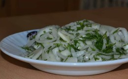 Maneiras acessíveis, rápidas e saborosas de fazer cebolas em conserva para churrasco, arenque e salada