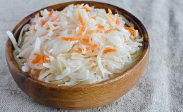 Apa yang lebih sihat: sauerkraut atau kubis masin, dan bagaimana ia berbeza