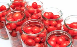 Resipi yang paling lazat untuk tomato ceri dalam tin: persediaan musim sejuk terbaik dari tomato kecil