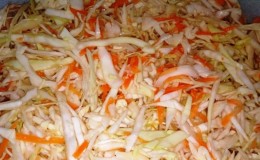 Sauerkraut yang sangat lazat dan ringkas mengikut resipi nenek saya, yang digunakan pada zaman dahulu