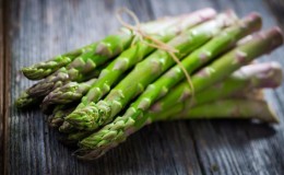 È possibile mangiare gli asparagi durante l'allattamento e come cucinarli correttamente