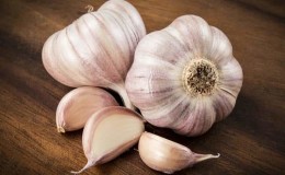 Schauen wir uns gemeinsam eine häufig gestellte Frage an: Ist Knoblauch ein Gemüse oder nicht?