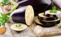 Was ist eine Aubergine – ist es eine Beere oder ein Gemüse? Lassen Sie uns gemeinsam herausfinden, wie man die Pflanze besser kennenlernt