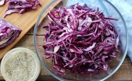 Uma seleção de deliciosas receitas de repolho roxo para o inverno em uma jarra