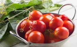 10 resipi terbaik untuk jeruk tomato dalam tong, ciri penyediaan bekas dan menyimpan jeruk siap pakai