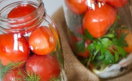 Cara memasak tomato dalam tin yang lazat untuk musim sejuk dalam balang liter: pilihan resipi terbaik