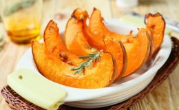 Come cucinare correttamente la zucca cotta al forno: i benefici e i danni del piatto