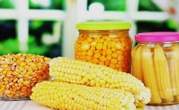 Paano mapangalagaan ang corn on the cob para sa taglamig sa bahay: ang pinakamahusay na mga recipe ng pangangalaga at ang paraan ng pagyeyelo