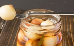 Deliciosas receitas para o inverno: cebola em conserva sem esterilização