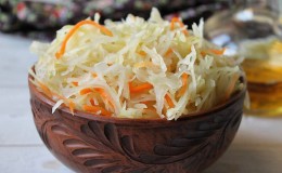 Penyimpanan sauerkraut yang betul di dalam peti sejuk: berapa lama disimpan dan bagaimana untuk memanjangkan jangka hayat