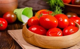 Resipi yang paling lazat dan mudah untuk jeruk tomato dalam baldi: membuat persediaan yang sangat baik untuk musim sejuk