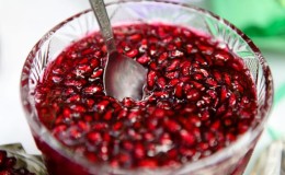 What are the benefits of pomegranate with seeds and how many calories does it contain?