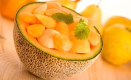 What vitamins are in melon and how is it beneficial for the body?