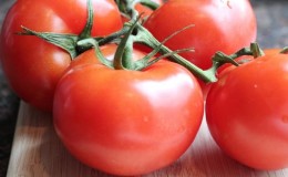 Varianter av tomatvarianter og hybrider og deres egenskaper