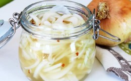 How to cook delicious pickled onions in half rings for the winter