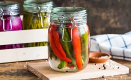 How to deliciously cook pickled hot peppers for the winter: the best recipes from experienced housewives