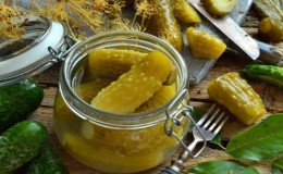 Cum să gătești delicios castraveți cu turmeric pentru iarnă: rețete și recomandări