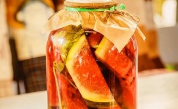 So bereiten Sie gesalzene Wassermelonen in Gläsern ohne Sterilisation zu