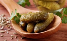 Delicious recipe for the winter: crispy pickled gherkins just like in the store in a 1 liter jar