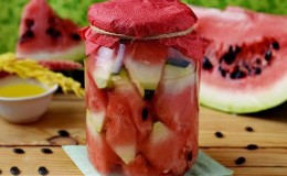 Einfache Rezepte für den Winter: So legen Sie Wassermelonen in Gläser ein