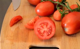 Den diabolske tomaten utviklet av japanske oppdrettere: hvorfor den er god og hvorfor den er elsket av innenlandske bønder