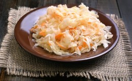 Mengapa anda boleh diracuni oleh sauerkraut dan apa yang perlu dilakukan jika ini berlaku