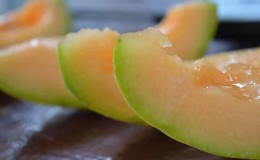 How does melon affect the intestines: does it weaken or strengthen?