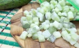 How to freeze fresh cucumbers in the freezer for the winter: step-by-step instructions from preparing vegetables to defrosting them