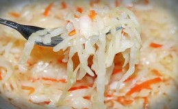 Cara memasak sauerkraut dengan lobak pedas dan lobak merah sedap dan ringkas