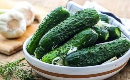 How to quickly and tasty cook lightly salted cucumbers